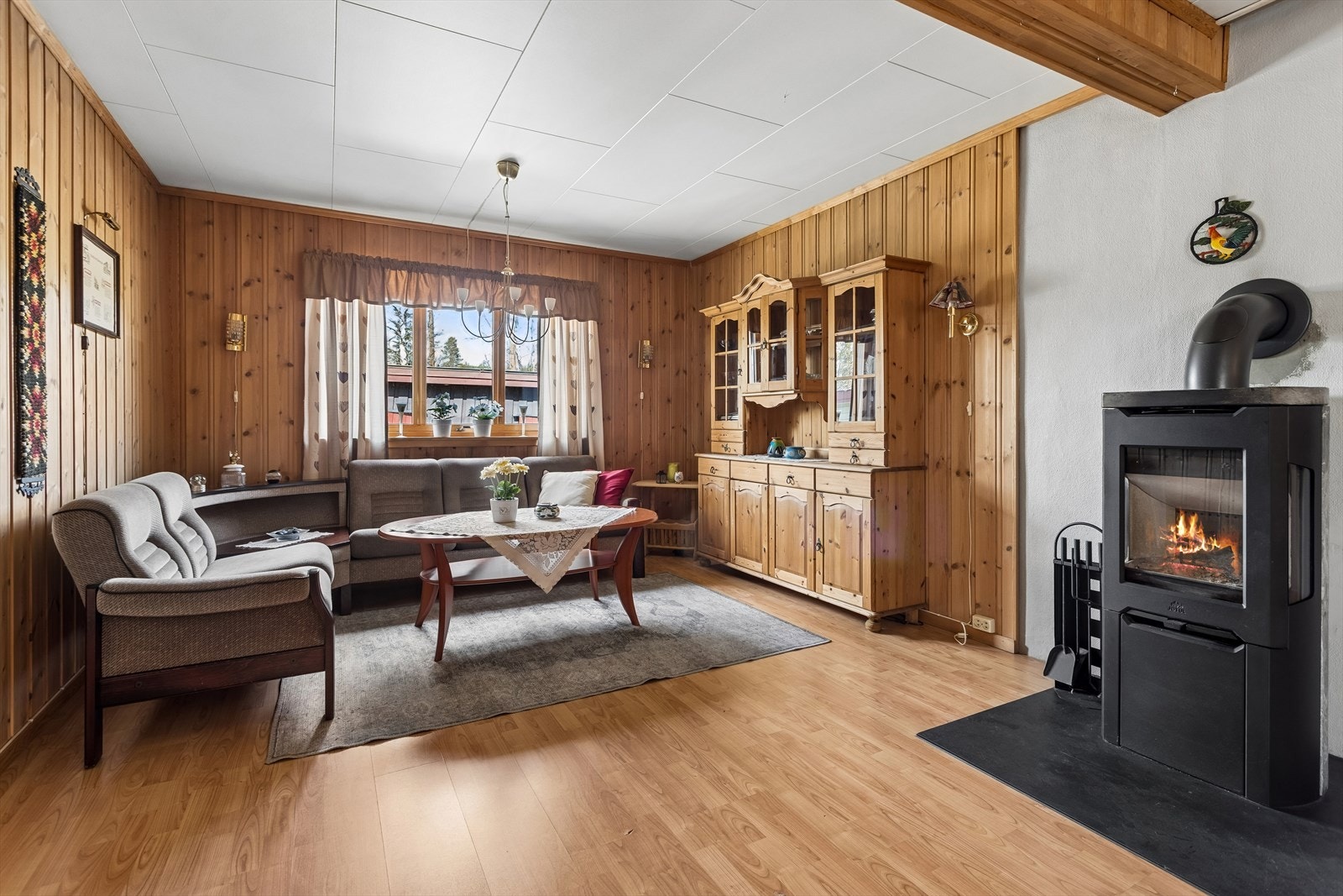 Den moderne peisovnen i stuen gir både hygge og god varme på kalde dager. Den innerste delen av stuen kan med enkle grep avdeles og gjøres om til et ekstra soverom hvis ønskelig. Galleribilde