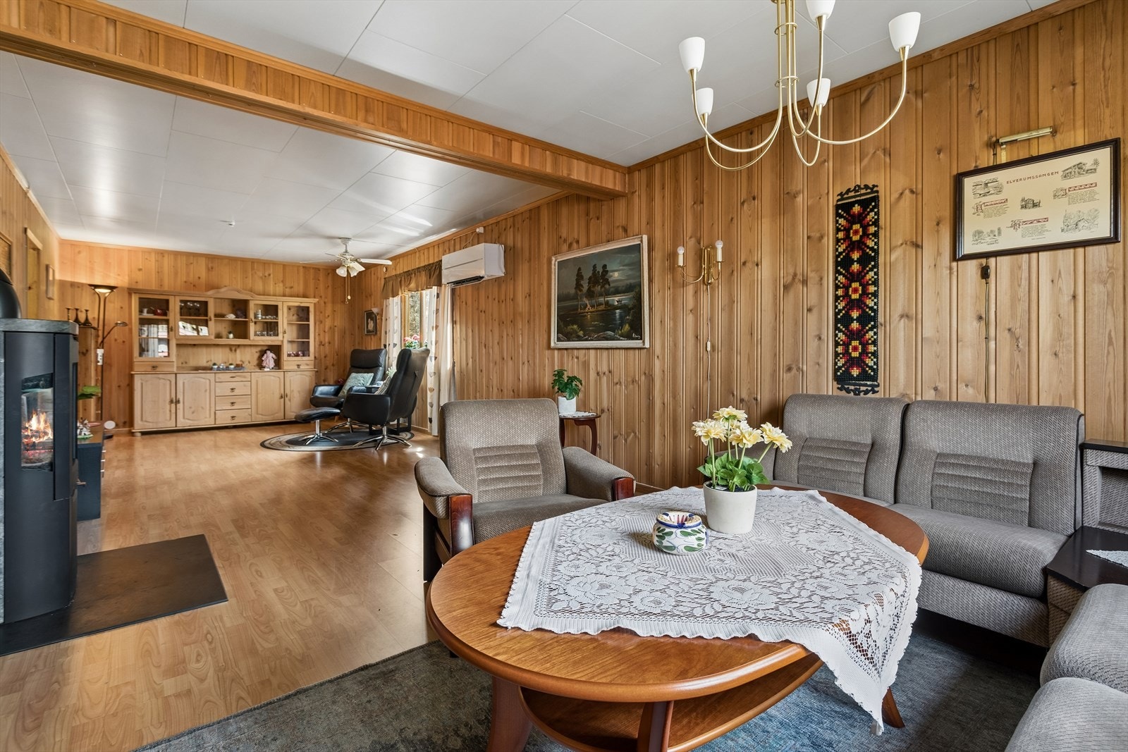 Det er en god størrelse på stuen, med plass til både sofagruppe og en spisestue. Galleribilde