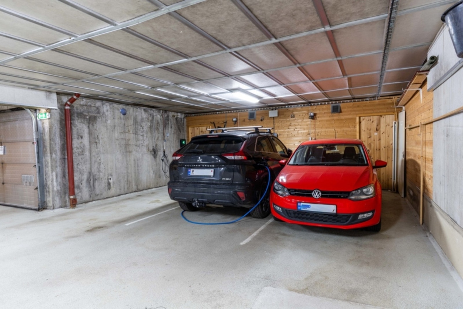 Fast parkeringsplass i garasjeanlegg med lademuligheter, samt praktisk bod på 5 kvm i bakkant av plassen. Galleribilde