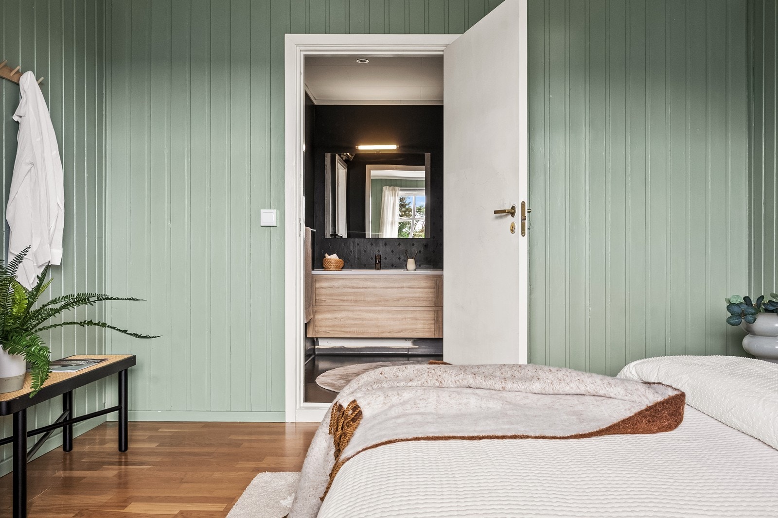 Fra hovedsoverommet er det direkte adkomst til badet, som også har inngang fra gangen. Galleribilde