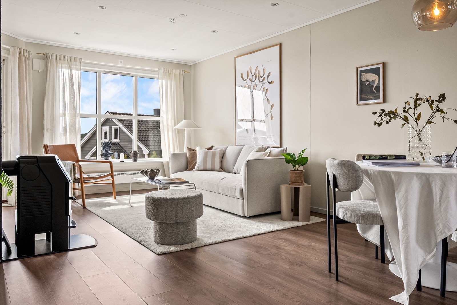 Velkommen til Skogveien 59D! En lys og gjennomgående leilighet på 76 m² i en firemannsbolig fra 1994. Stuens overflater ble malt i 2021. Galleribilde
