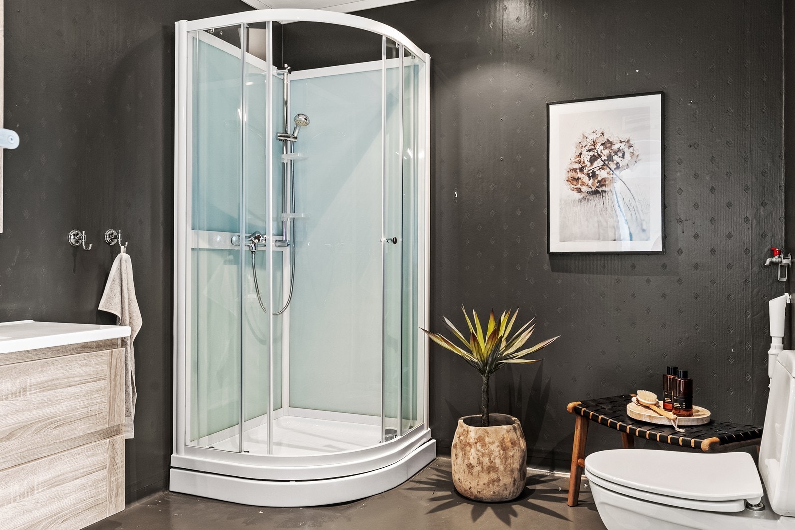 Badet er modernisert med nyere dusjkabinett og baderomsinnredning. Opplegg for vaskemaskin. Galleribilde