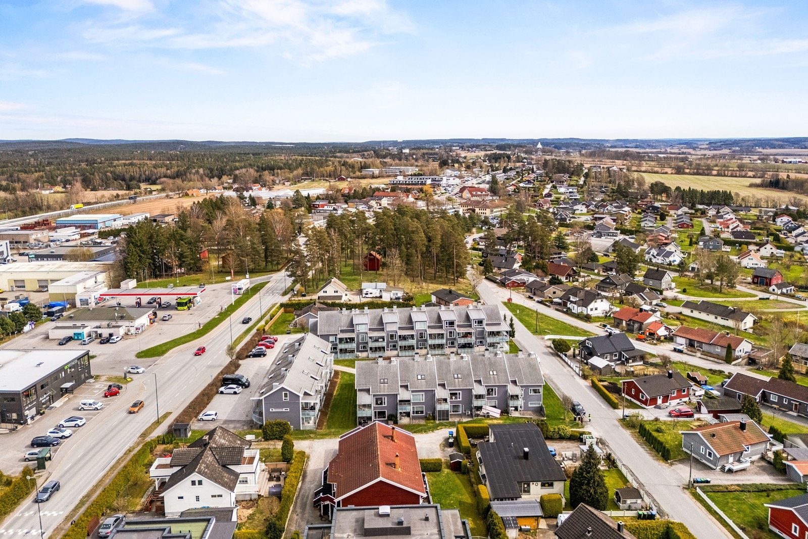 Leiligheten har en sentral beliggenhet i Råde, med bussholdeplass ved Karlshus Esso, kun ca. 50 minutter unna leiligheten Galleribilde