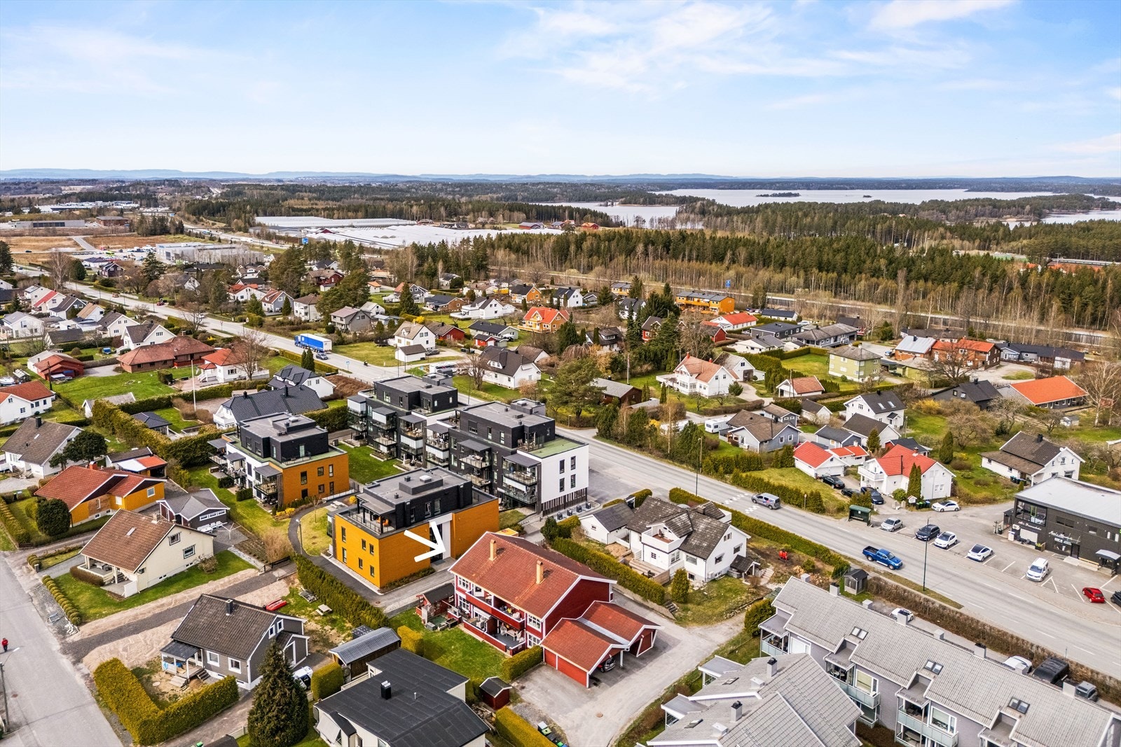 Fra leiligheten er det gangavstandt til alt av butikker og servicetilbud, i Råde kommunes sentrum, Karlshus - Innsjøen Vansjø i bakgrunnen. Galleribilde