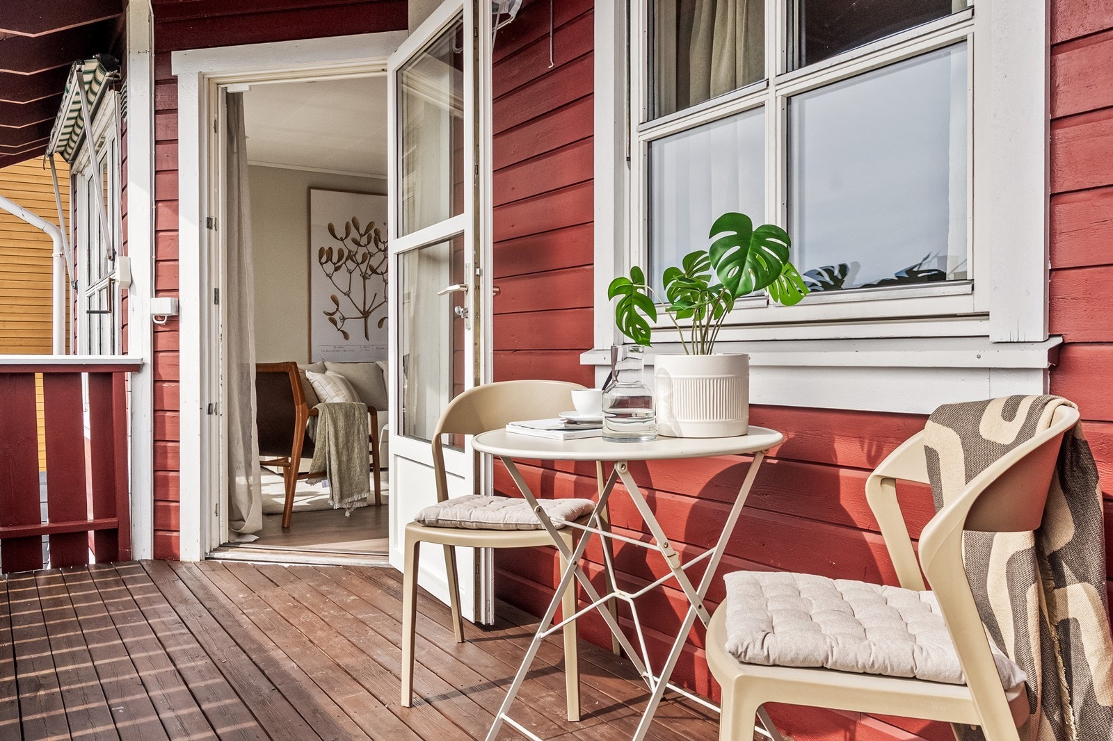 Fra stuen er det direkte utgang til en sydvendt veranda på 12 m². Her er det god plass til en sittegruppe og flott utsikt Galleribilde
