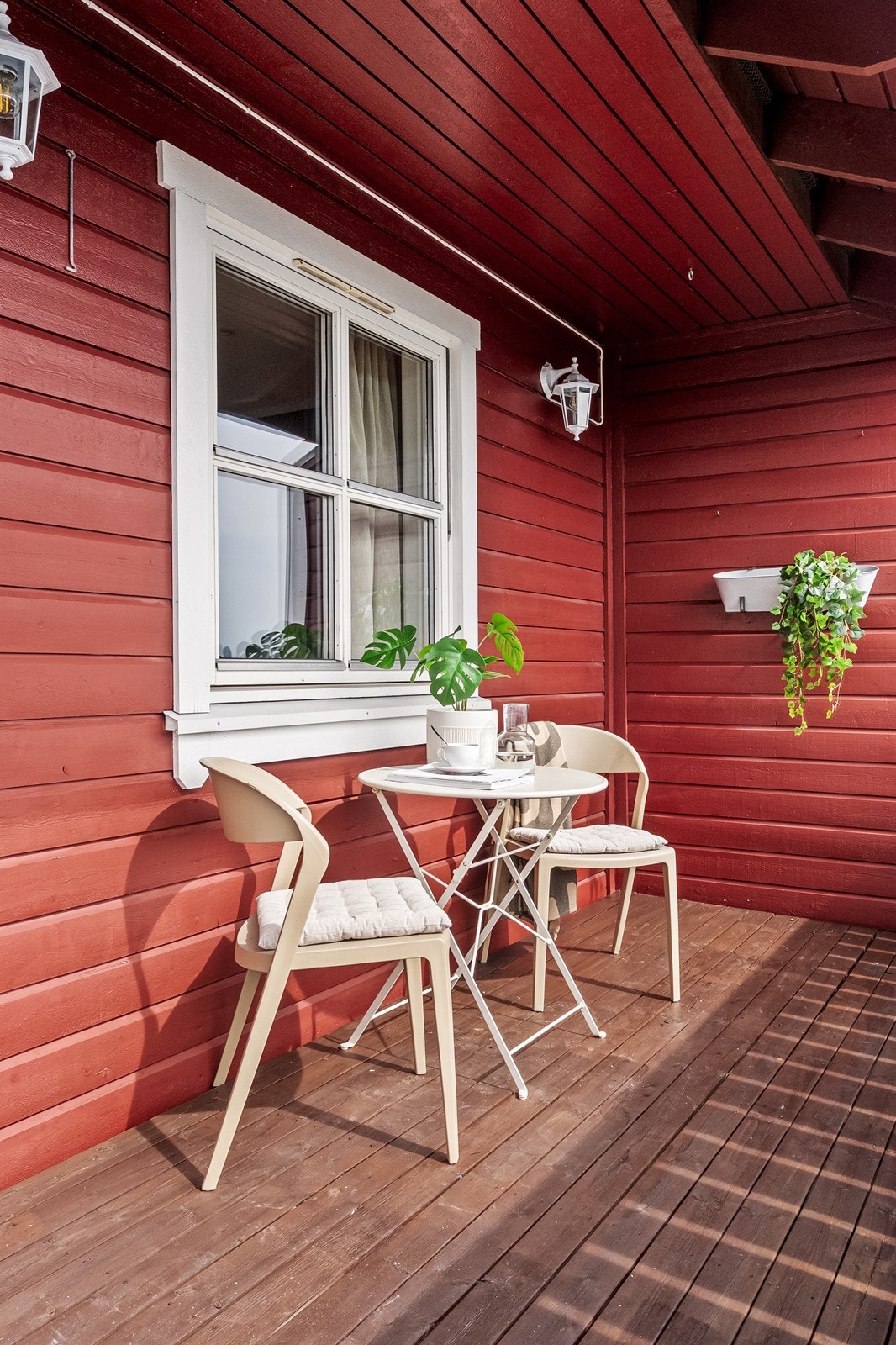 Fra stuen er det direkte utgang til en sydvendt veranda på 12 m². Her er det god plass til en sittegruppe og flott utsikt Galleribilde