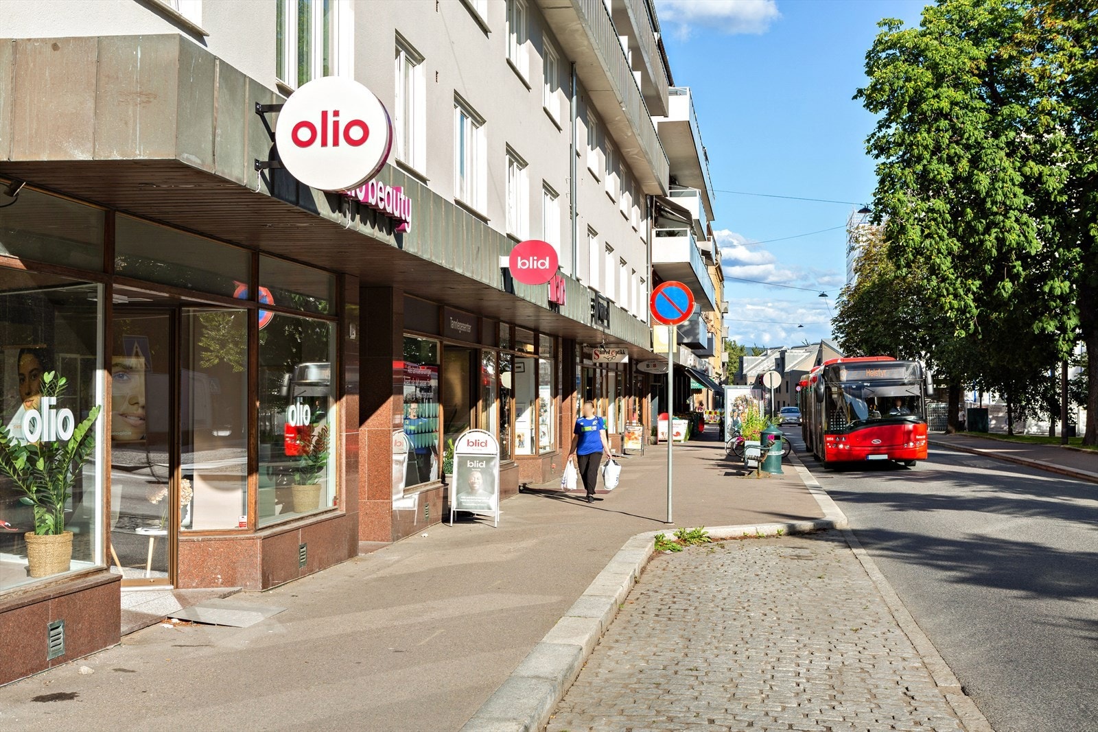 Arendalsgata har lokale servicetilbud, dagligvare og bymessige fasiliteter i kort avstand fra boligen Galleribilde