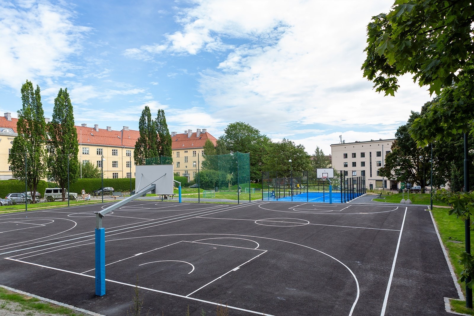 Aktivitetsområde ved Arkitekt Rivertz´ plass med ballbane og åpne grøntarealer i nærområdet Galleribilde