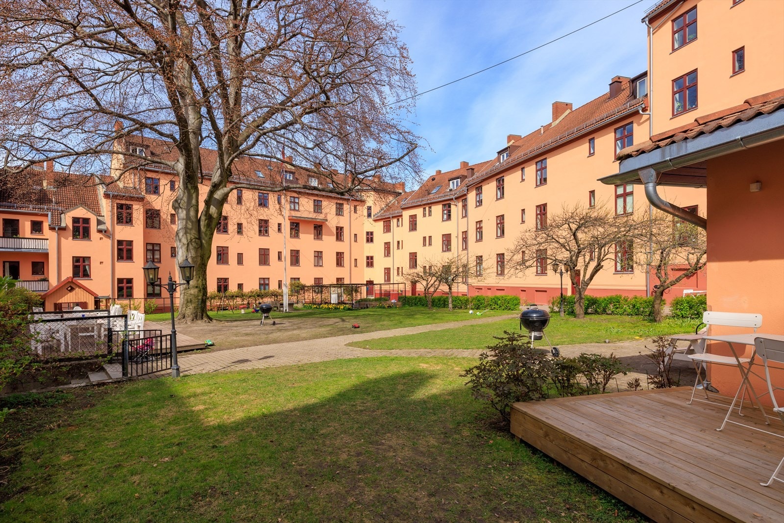 Felles uteområde med grønt tun og plass til opphold Galleribilde