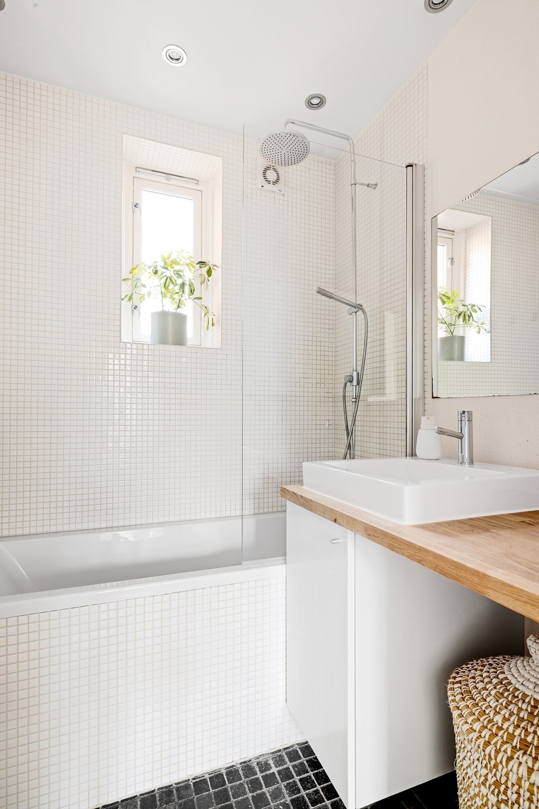 Badet har heltre benkeplate, servant og opplegg for vaskemaskin Galleribilde