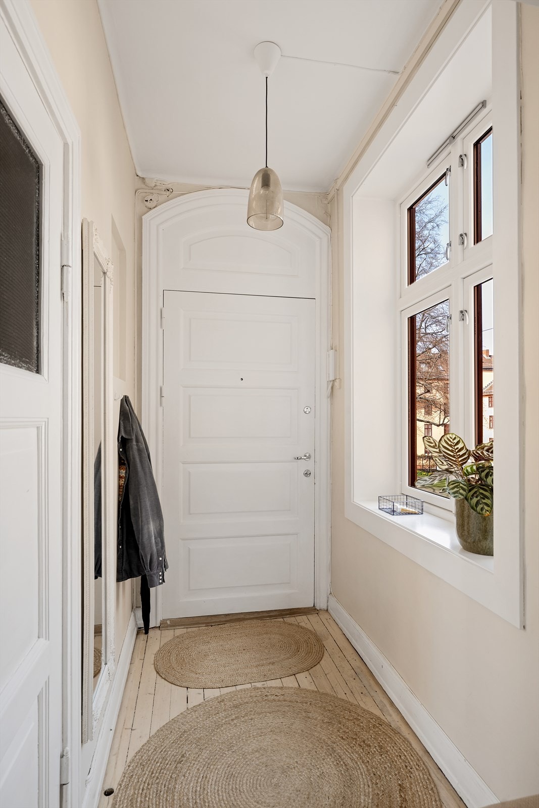Entré med plass til oppheng og adkomst videre inn i leiligheten Galleribilde