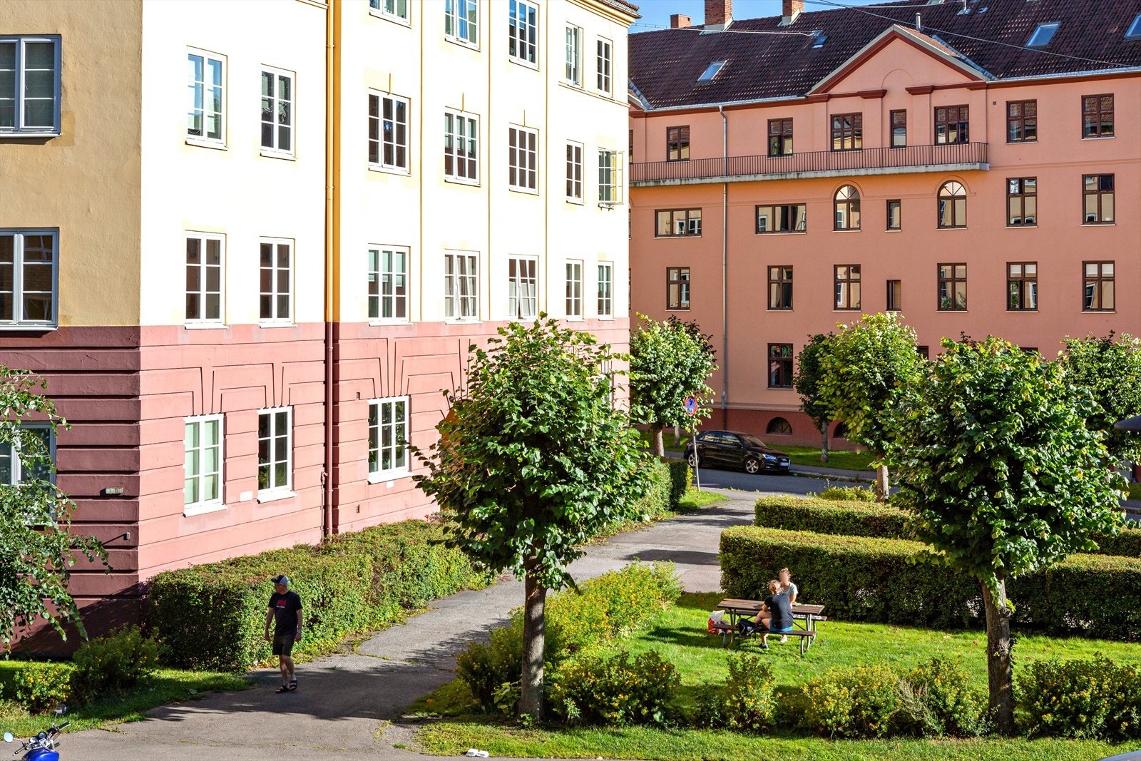 Grønt og opparbeidet gårdsrom ved Thurmannsgate med plen, beplantning og sittegrupper i nærområdet Galleribilde