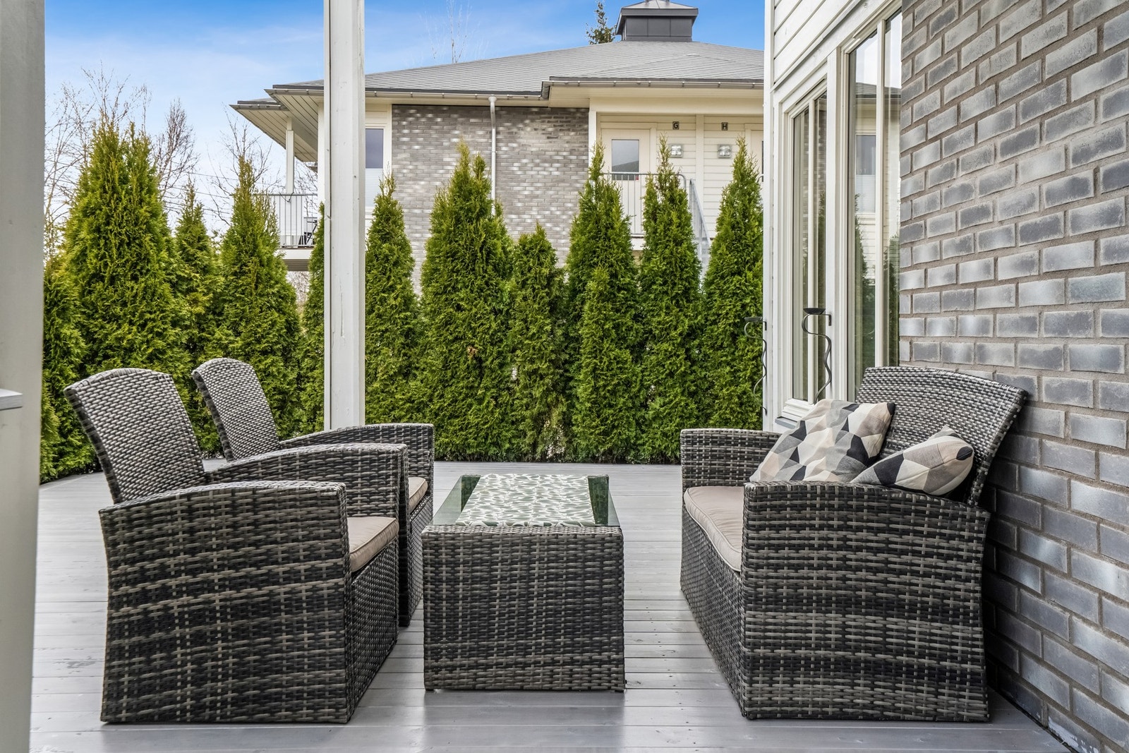 Trivelig terrasse med rom for sosiale soner. Galleribilde