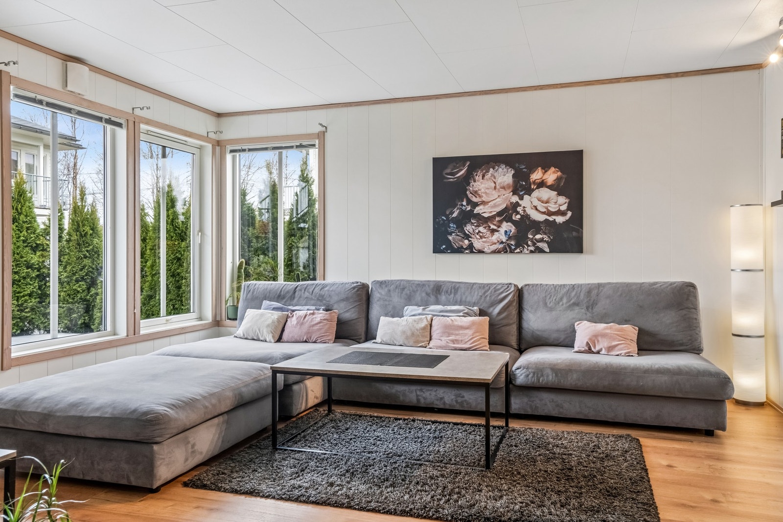 Leiligheten har gode møbleringsmuligheter og store vinduer som bringer rikelig med naturlig lys inn i leiligheten. Galleribilde