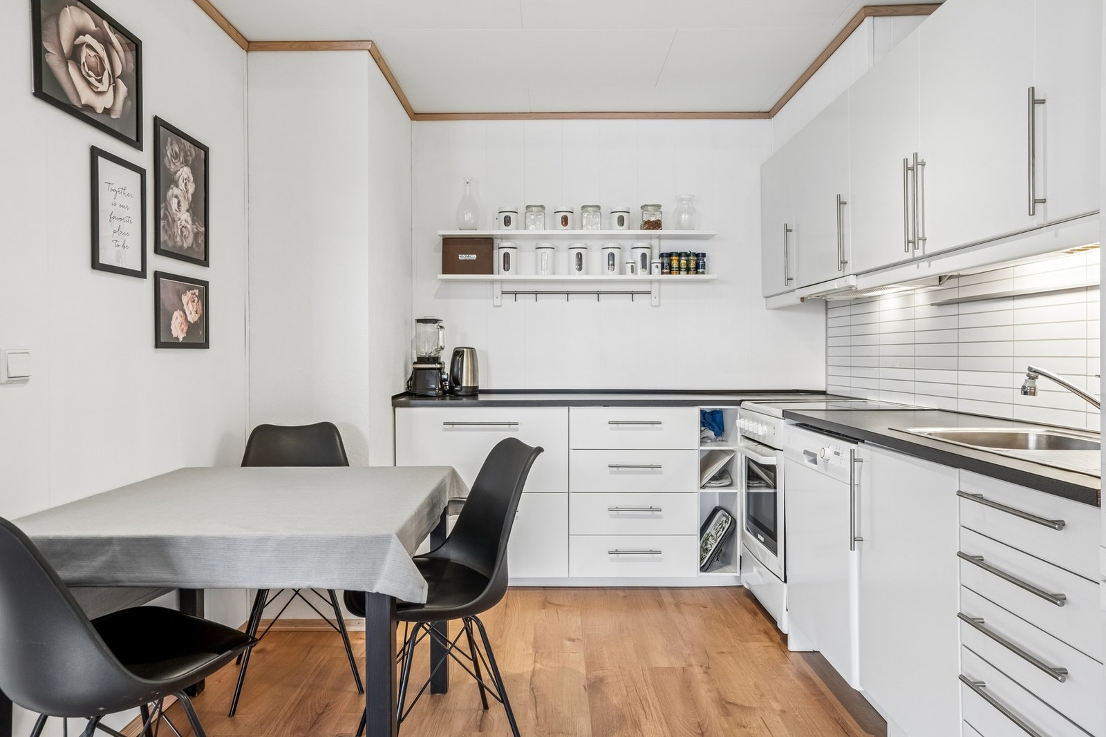 Det er plass til spisebord ved kjøkkenet, noe som gir fleksibel bruk i hverdagen. Galleribilde