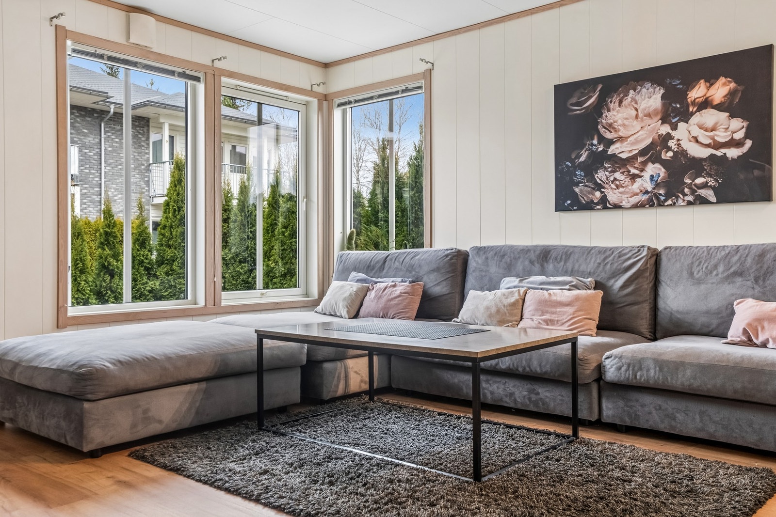 Stuen har plass til diverse møbler slik som sofa, stuebord, tv- og benk. Galleribilde