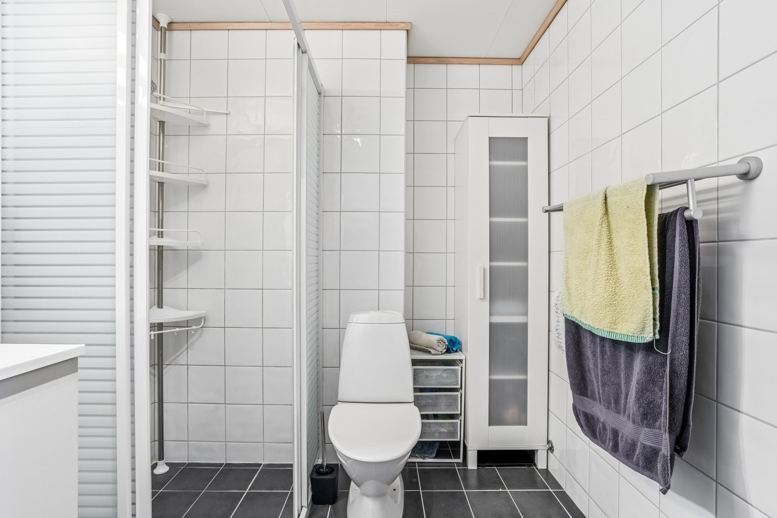 Bad med dusjhjørne og smarte oppbevaringsmuligheter. Galleribilde