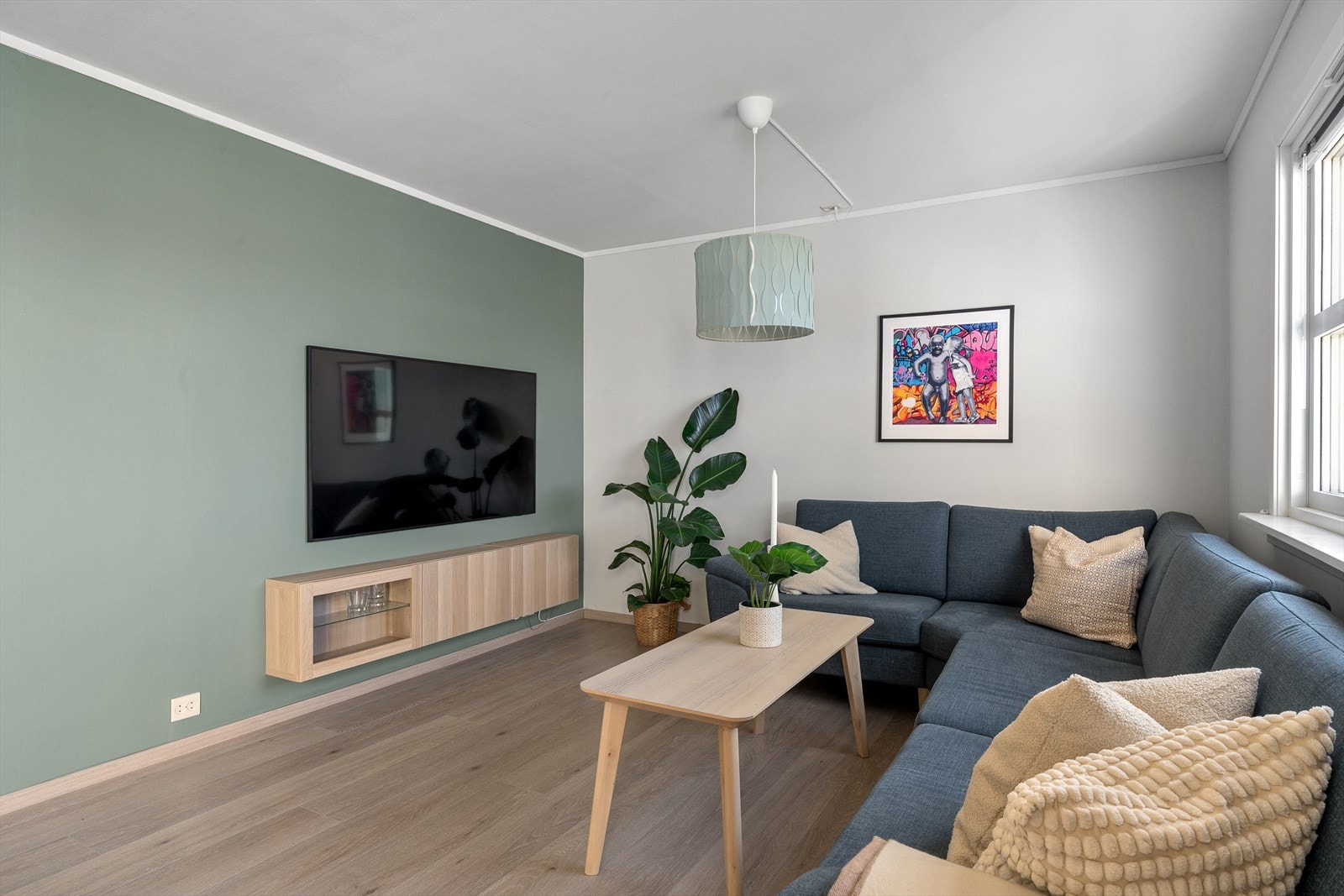 Stuen er enkel å møblere og har god plass til en stor sofagruppe og TV-seksjon. Galleribilde
