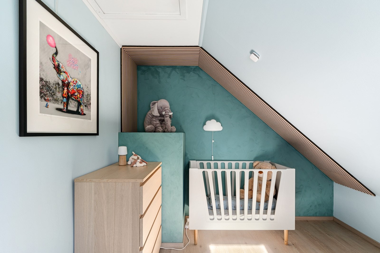 De arkitektoniske linjene med skråtak gir rommet en spennende og unik karakter. Galleribilde