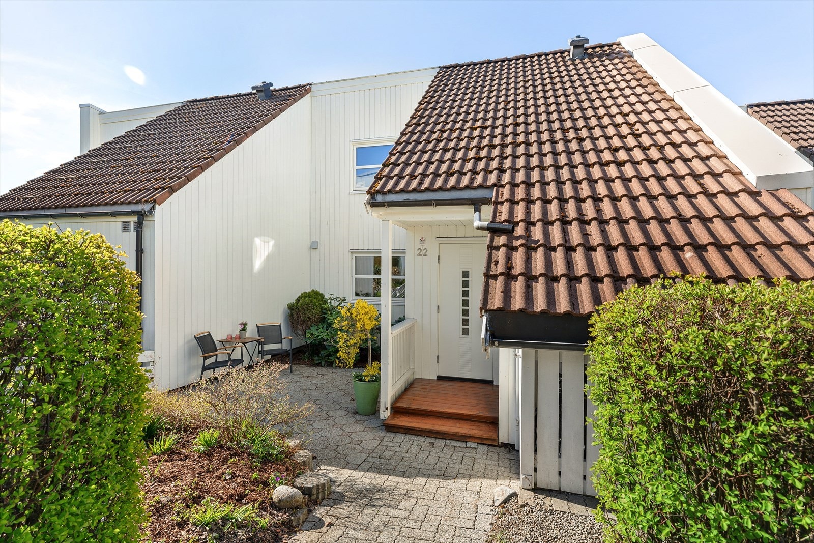 Fasaden er godt vedlikeholdt med ny bordkledning, vinduer og ytterdører fra 2013. Galleribilde