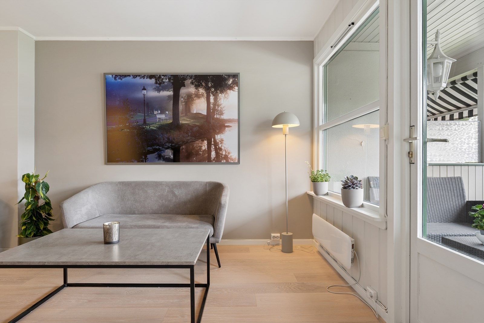 Vinduer og terrassedør med 2-lags isolerglass slipper inn rikelig med dagslys. Galleribilde