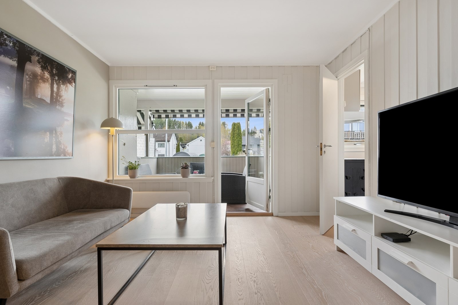 Stuen er lys og enkel å møblere, med en arealeffektiv utforming. Galleribilde