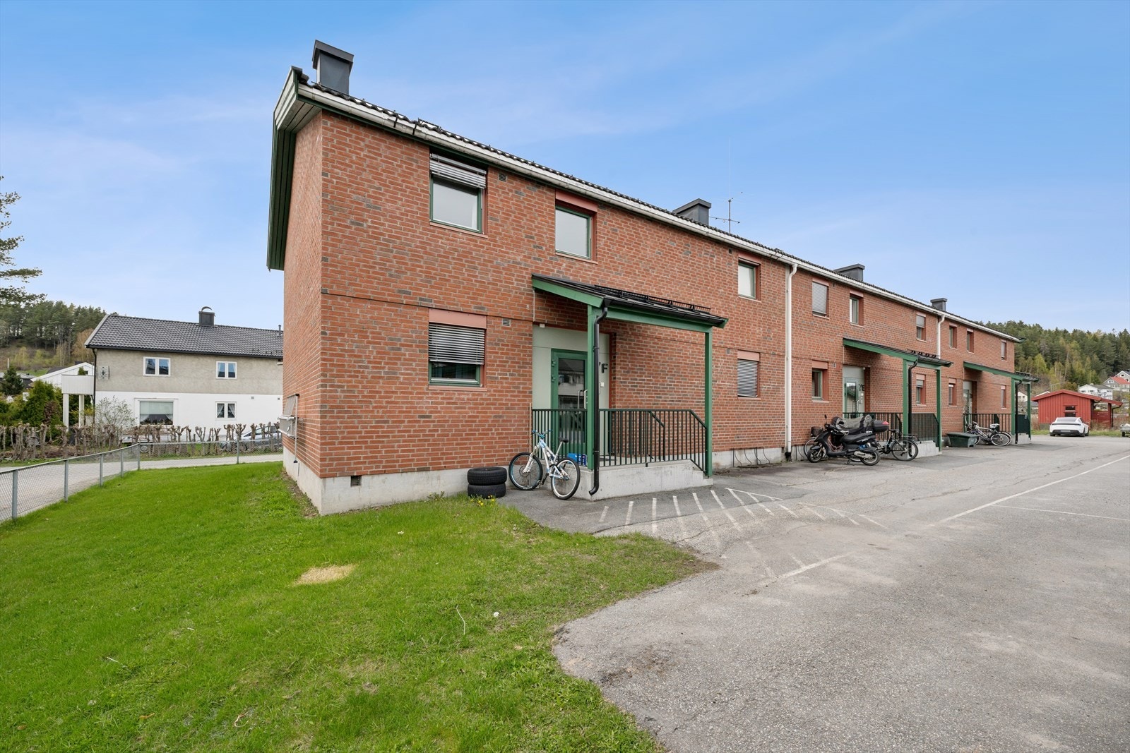 Bygget har en solid teglsteinsfasade og nye, overbygde inngangspartier fra 2018. Galleribilde