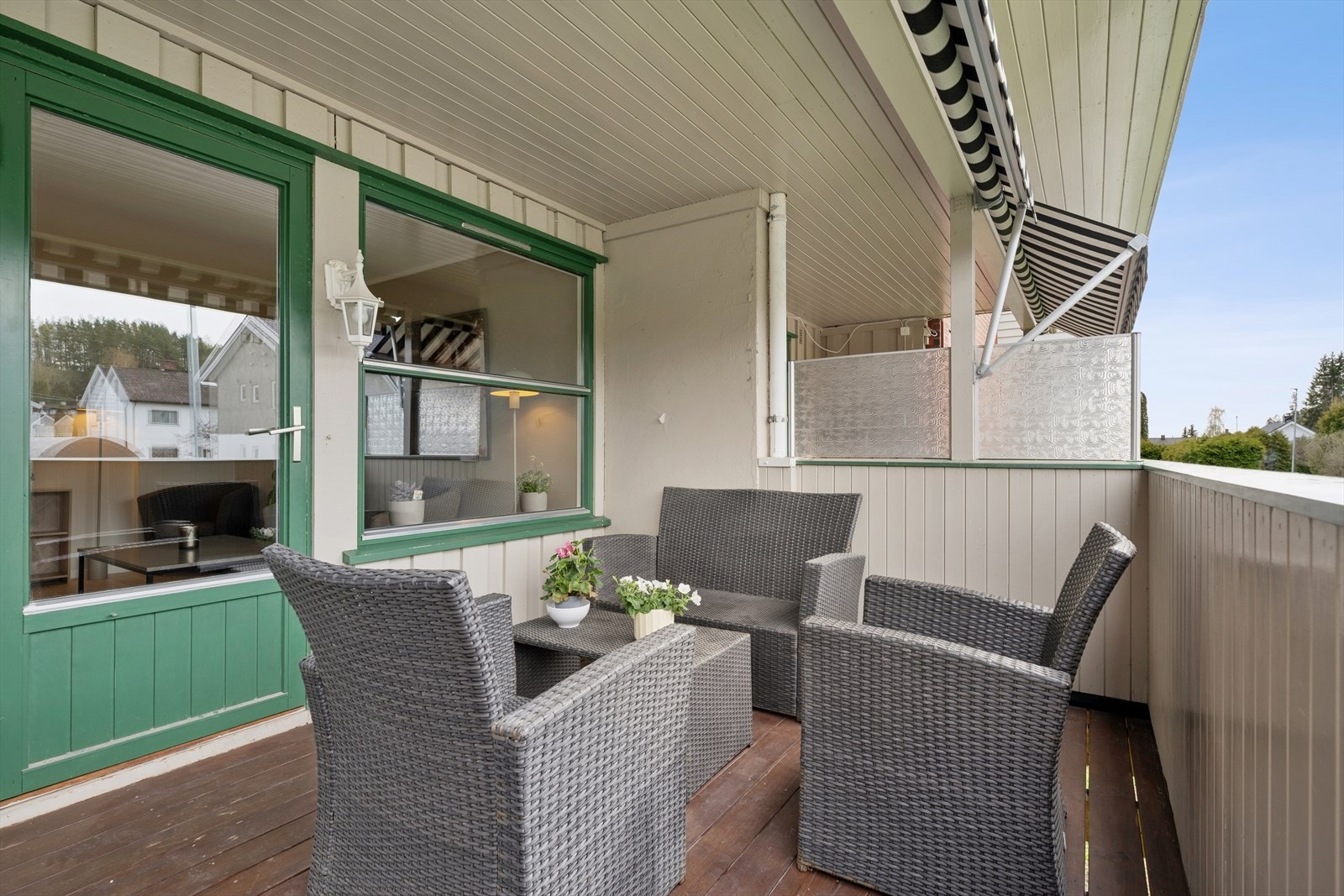 Verandaen fungerer som en fin forlengelse av stuen store deler av året. Galleribilde