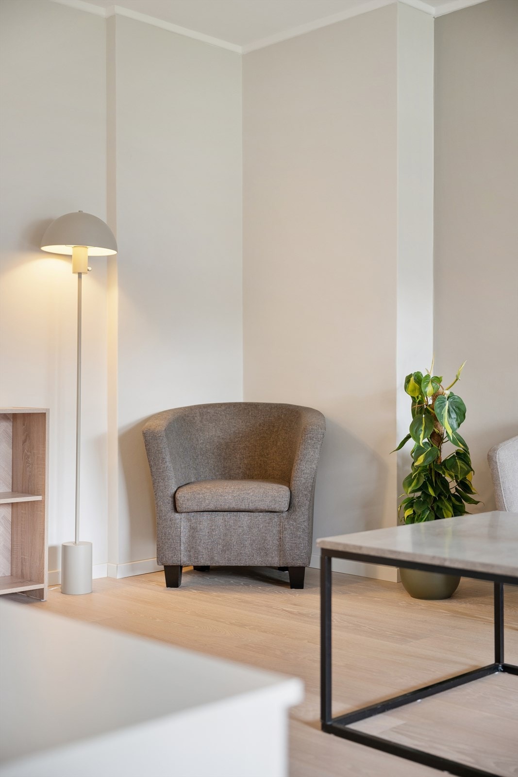 Gjennomgående laminatgulv skaper en helhetlig og moderne følelse i oppholdsrommene. Galleribilde