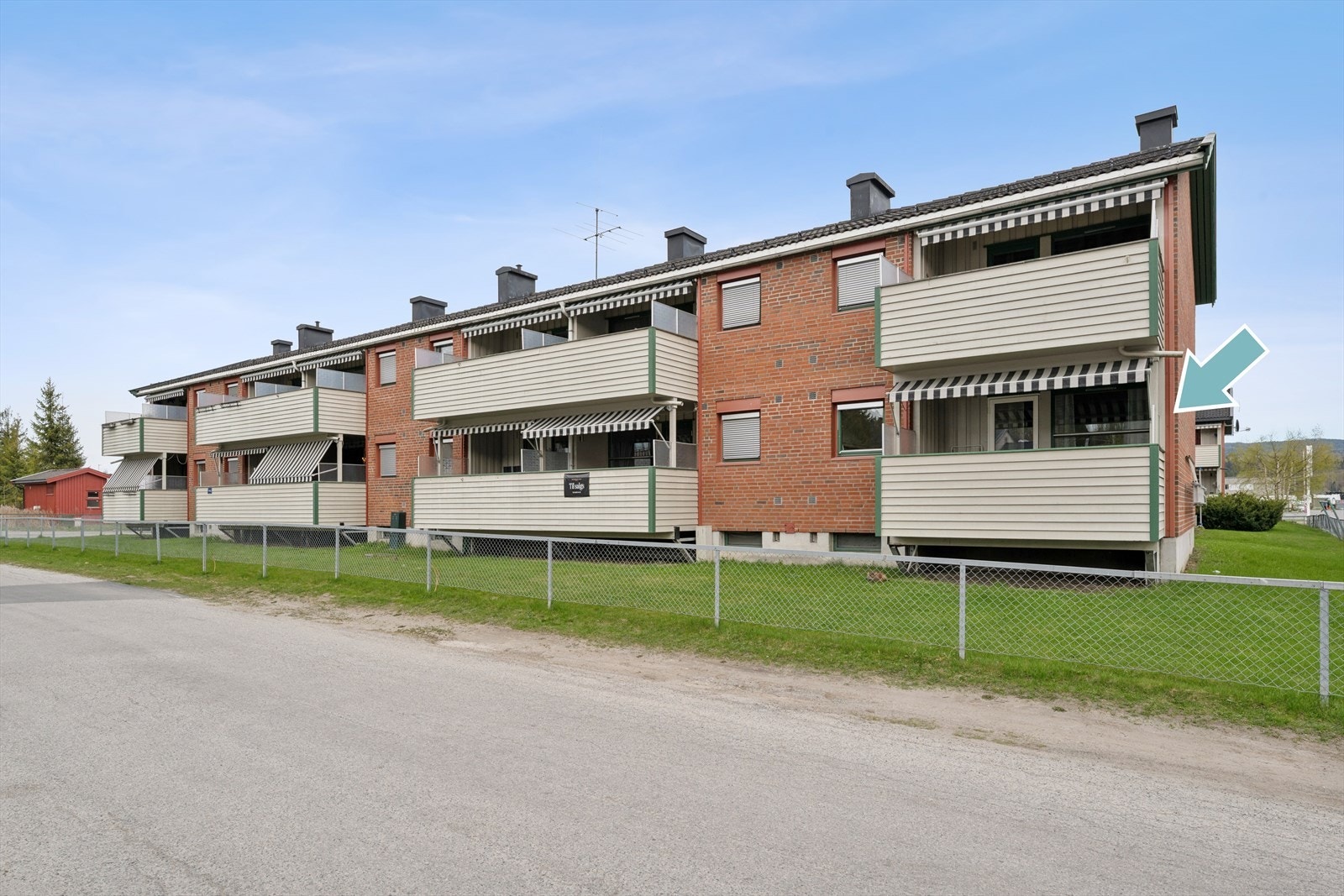 Eiendommen ligger sentralt og rolig til på Hovsenga, et etablert boligområde i Hønefoss. Galleribilde