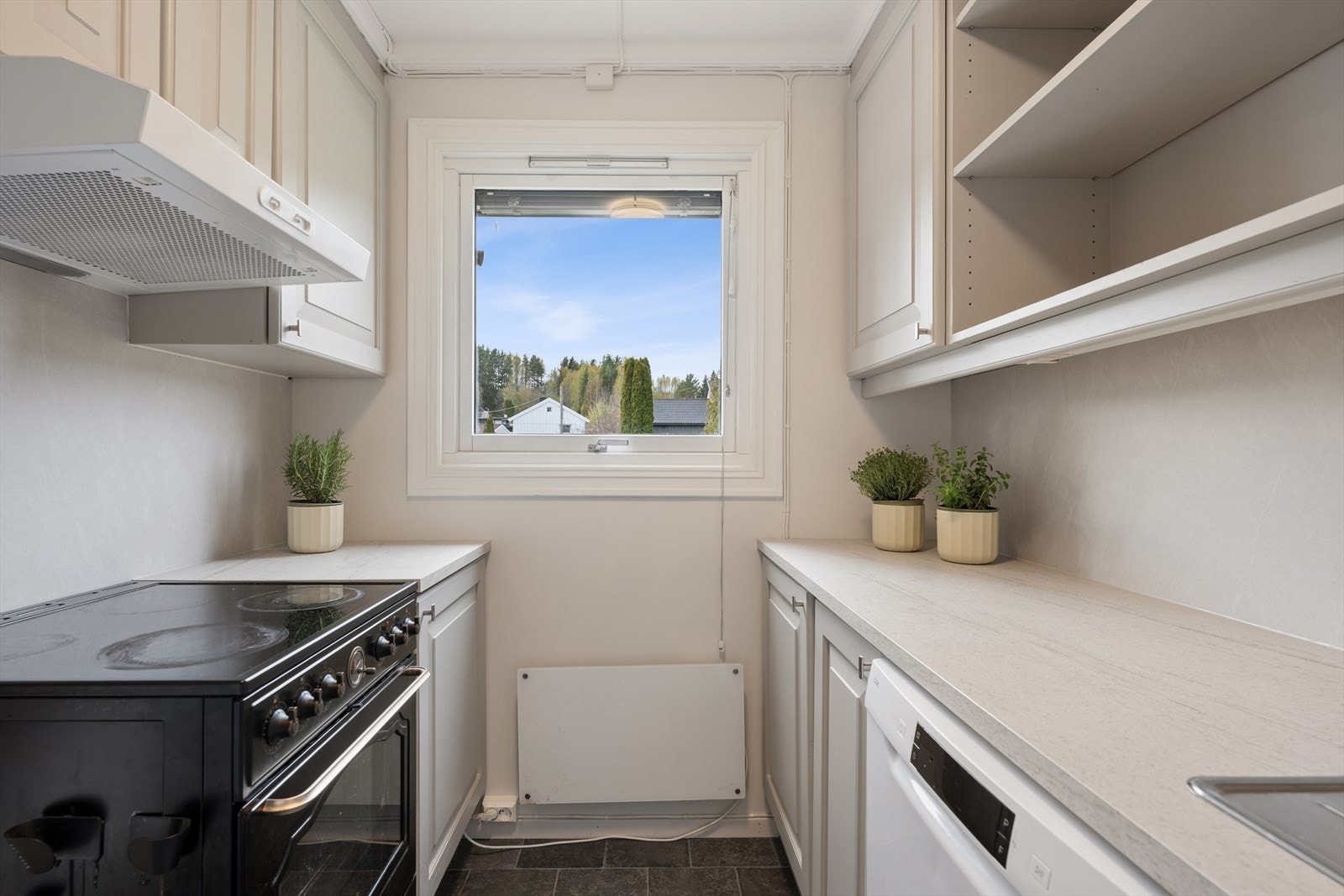 Kjøkkenet er utstyrt med ventilator med kullfilter og utvendige persienner for solskjerming. Galleribilde