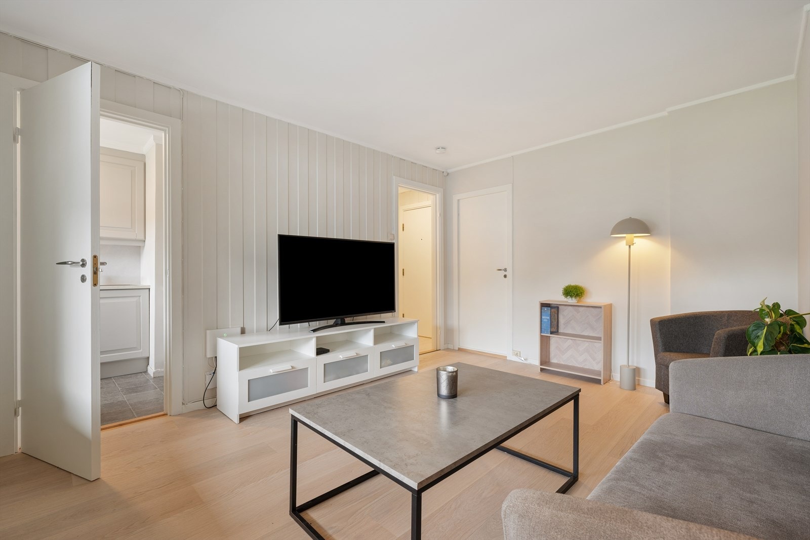 Leiligheten har en gjennomgående god standard med nylig malte overflater og ny laminat i stue og entré. Galleribilde