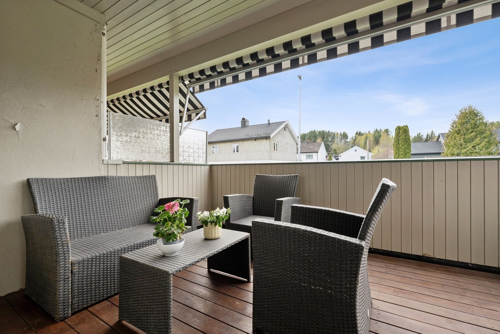 Fra stuen er det utgang til en romslig og overbygget veranda med god plass til sittegruppe. Galleribilde
