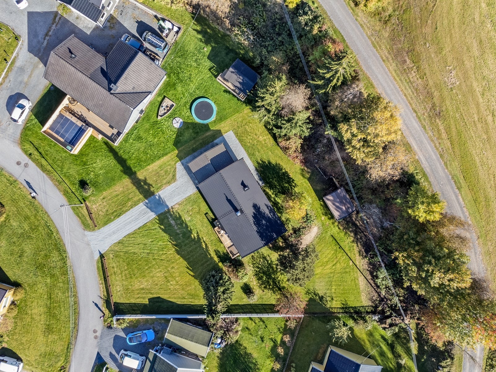 Eiendommen er på over 1,9 mål, med fin internbeliggenhet på feltet. Her får du solrik hage, terrasse og gode parkeringsmuligheter. Galleribilde