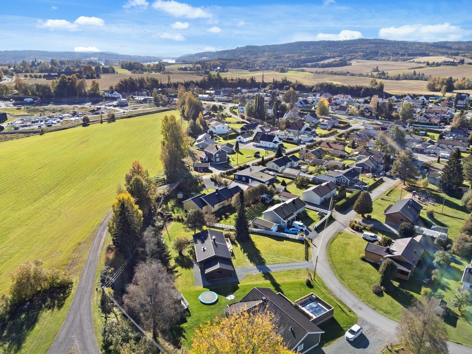 Kort vei til skole, barnehage, idrettsanlegg, butikk og buss. Galleribilde
