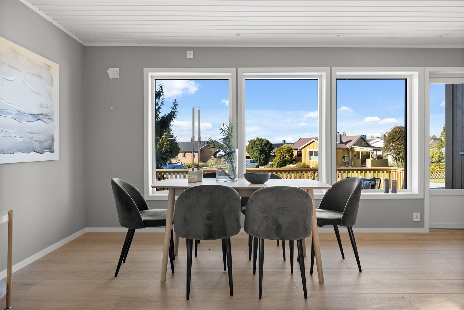 Store vinduer på flere kanter gir fint og naturlig lysinnslipp. Fra spisebordet kan du skue ut mot egen terrasse og hage. Galleribilde