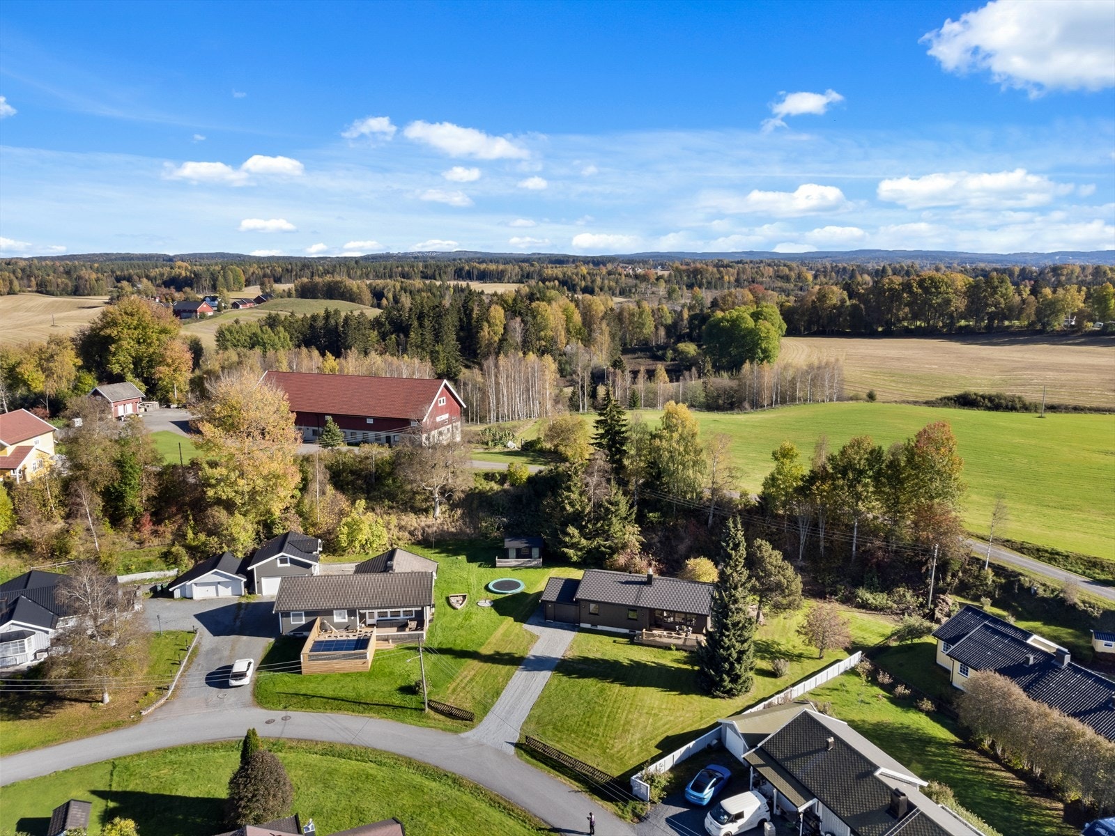 Eiendommen grener til åpent landbruksområde i bakkant. Et trygt og fint område med gode oppvektsvilkår. Galleribilde