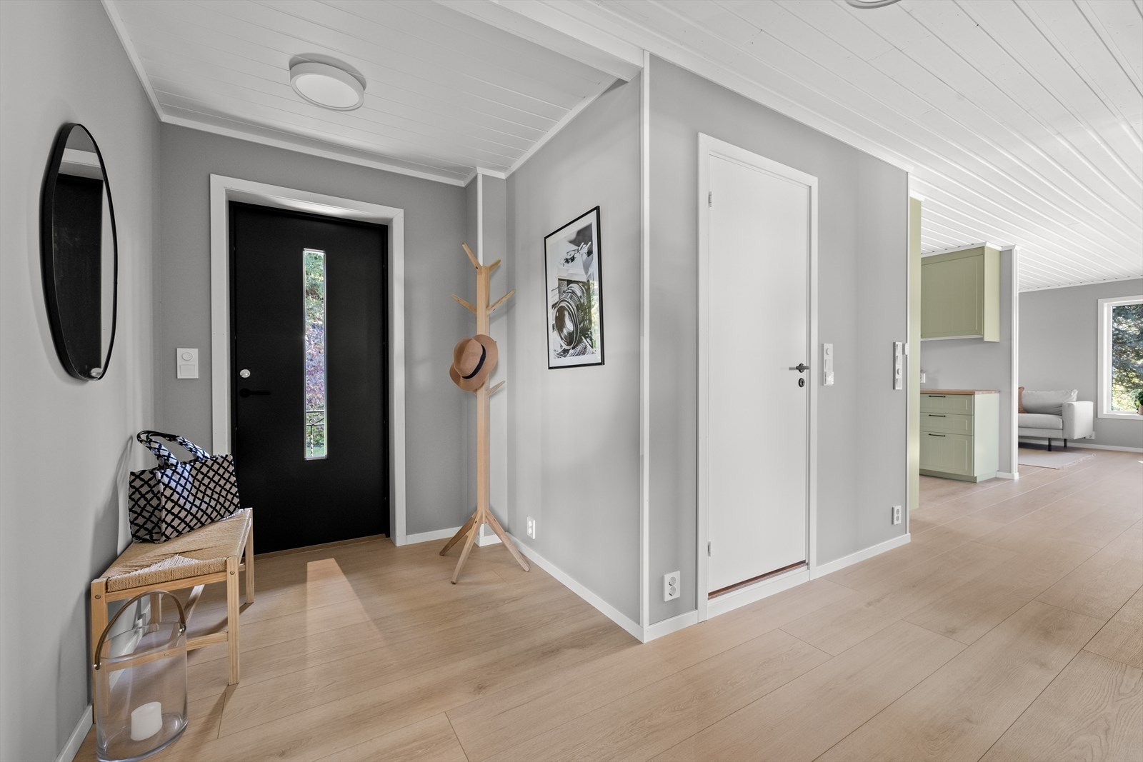 Åpen entré og gang med god plass til familiens yttertøy. Galleribilde