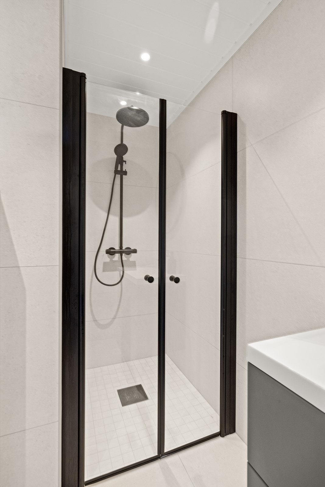 Badet har downlights, gulvvarme og mekanisk avtrekk. Galleribilde