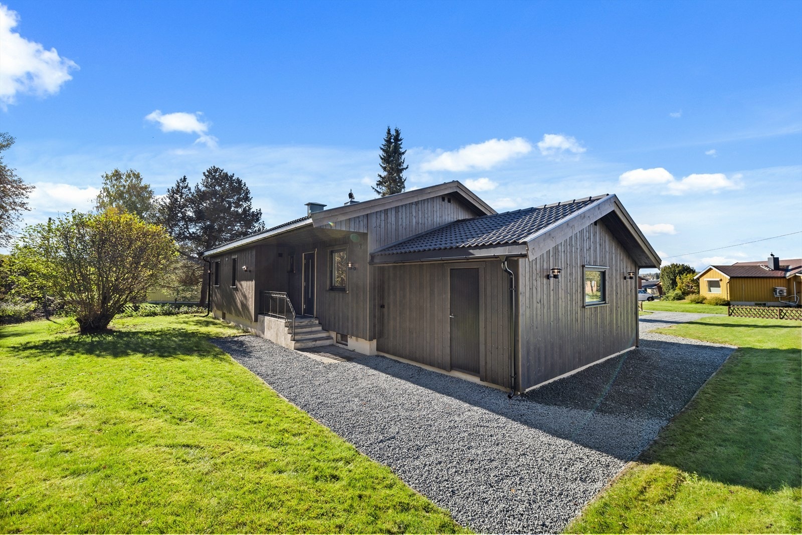 Tilbaketrukket inngangsparti på baksiden av huset, med enkel adkomst via gangdør fra garasjen. Galleribilde