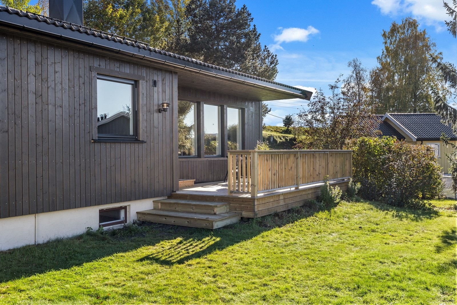 Foran huset er det vestvendt og solrik terrasse, samt stor og flott hage med boltreplass for hele familien. Galleribilde