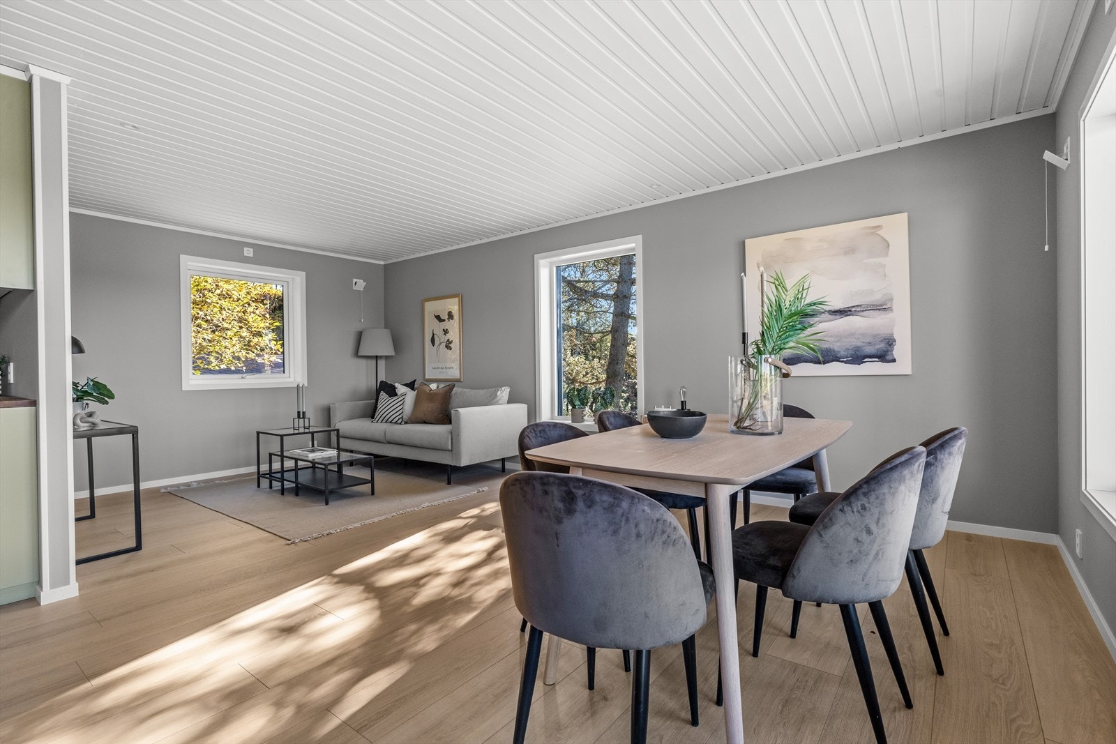 Eneboligen har stort og moderne allrom med stue, spisestue og kjøkken i ett. (Alle bilder er fra tidligere annonse når boligen ble solgt i 2024). Galleribilde