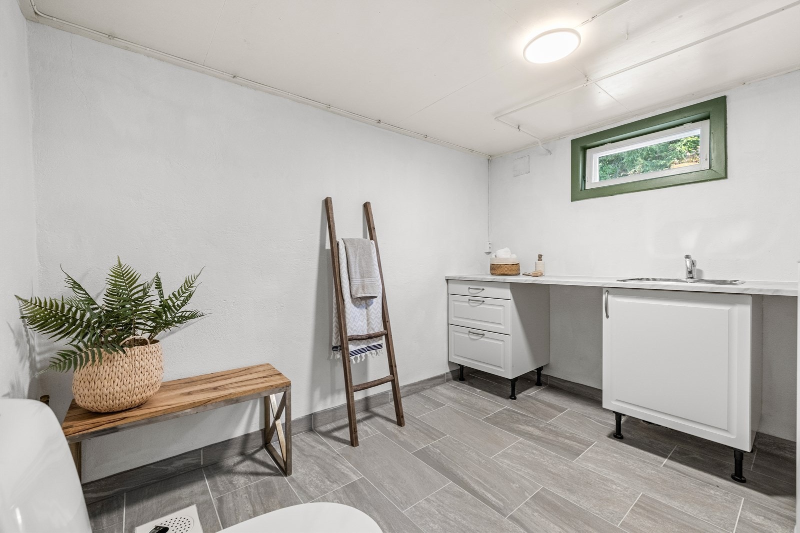 Vaskerom med innredning og opplegg for vaskemaskin. Galleribilde
