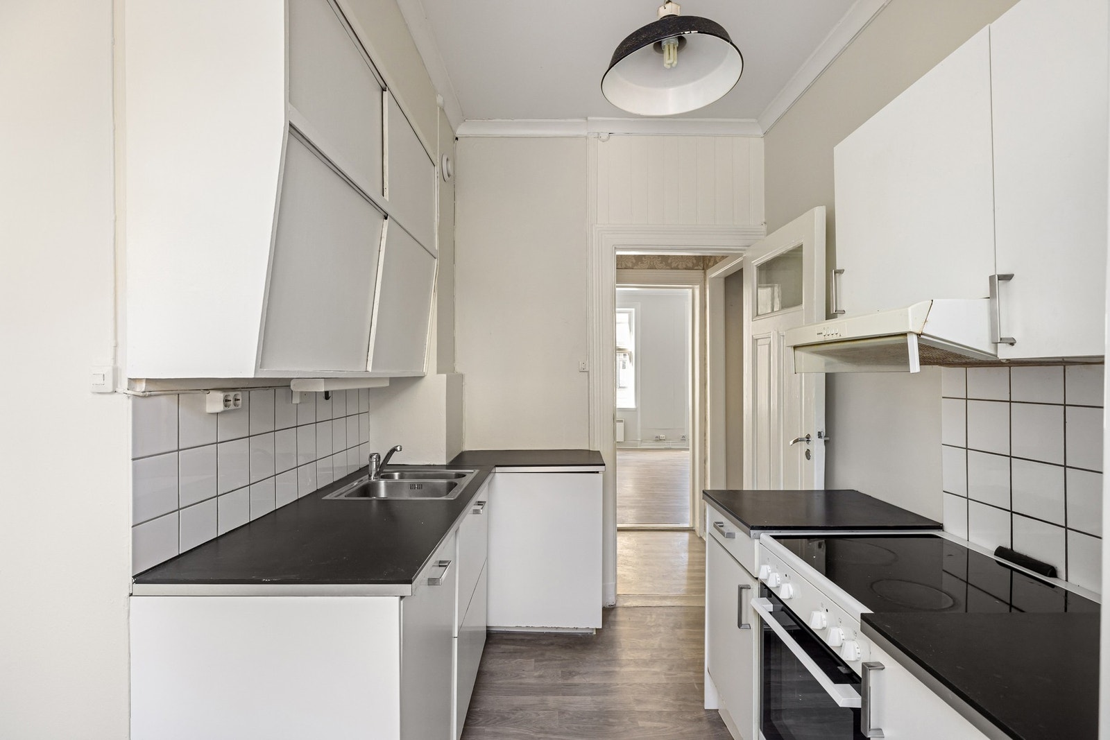 Av hvitevarer finner du integrert oppvaskemaskin, frittstående komfyr, kjøleskap med fryser og vegghengt ventilator. Galleribilde