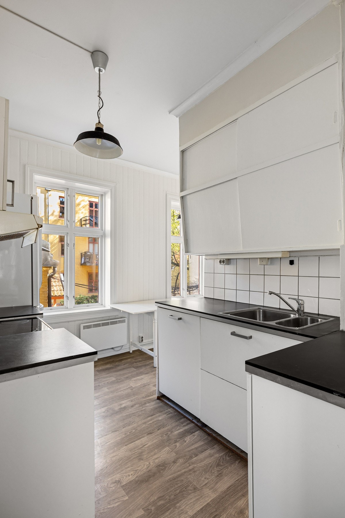 Kjøkken og soverom vender mot sameiets hyggelige bakgård. Galleribilde