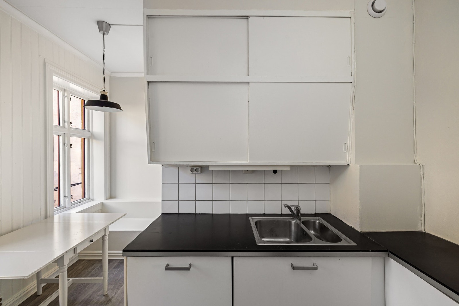 Fliser mellom benkeplate og overskap. Galleribilde