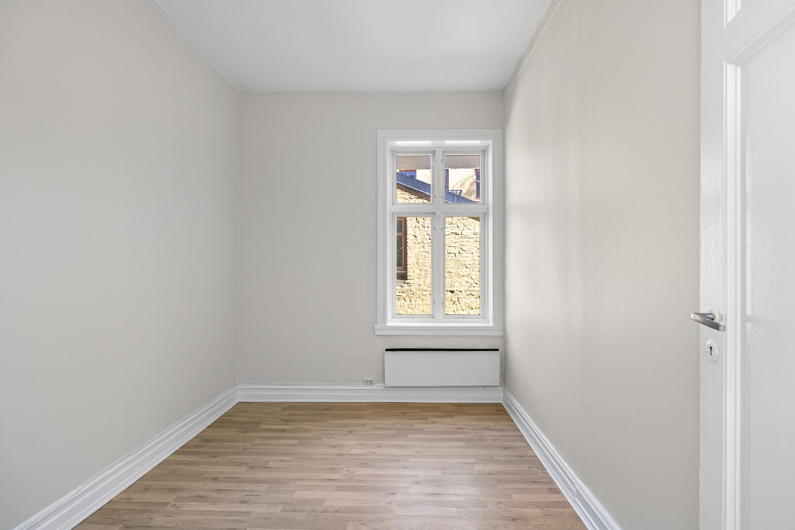 Soverom med skjermet beliggenhet mot bakgård. Galleribilde