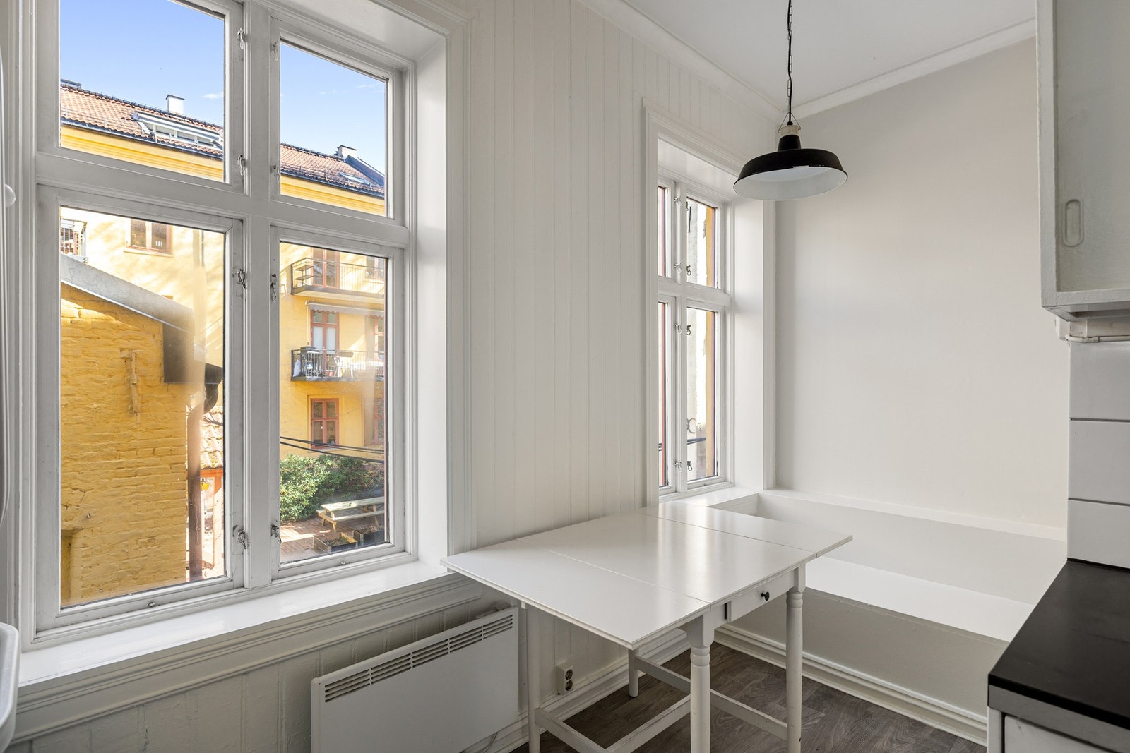 Kjøkkenet har plass til et mindre spisebord om man ønsker det. Galleribilde