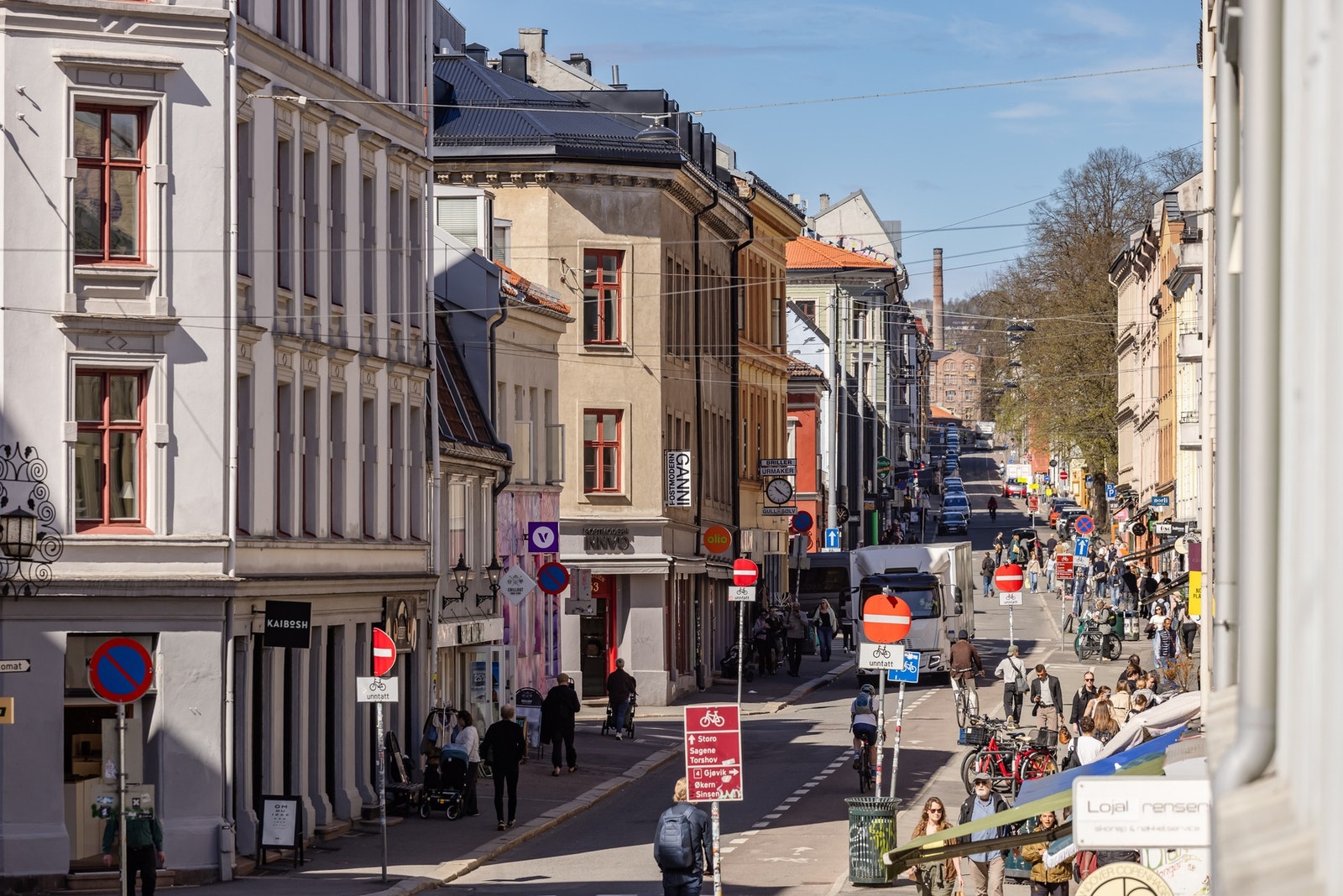 Idylliske og sjarmerende Markveien. Rett opp til høyre finner du Olaf Ryes plass, med park, butikker, cafeèr, restauranter og populære uteserveringer. Galleribilde