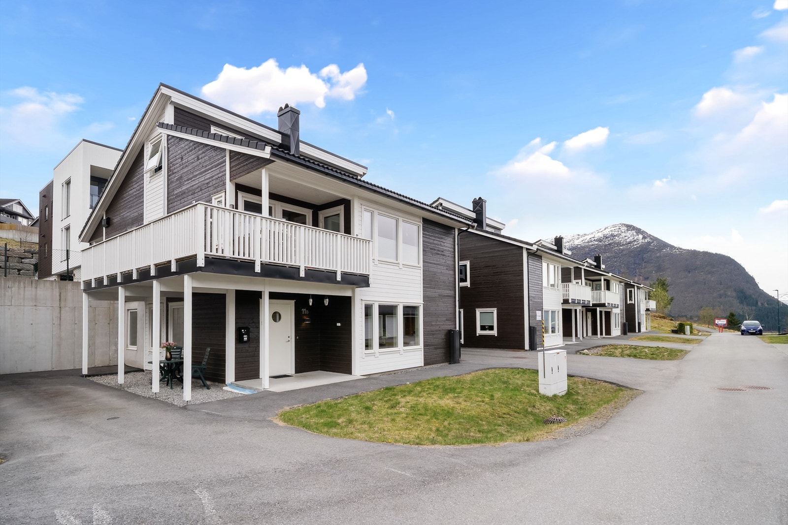 Halvpart av horisontaldelt tomannsbolig beliggende i 1. etasje med direkte adkomst Galleribilde